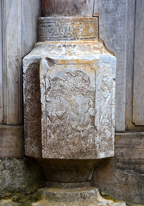 Cùng nhiều chân cột bằng đá được chạm khắc tinh xảo.