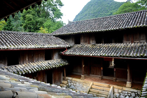 Dinh thự có 4 nhà ngang, 6 nhà dọc, được chia thành tiền dinh, trung dinh và hậu dinh có 64 buồng được xây 2 tầng, mái vách bằng gỗ thông và ngói làm từ đất nung.