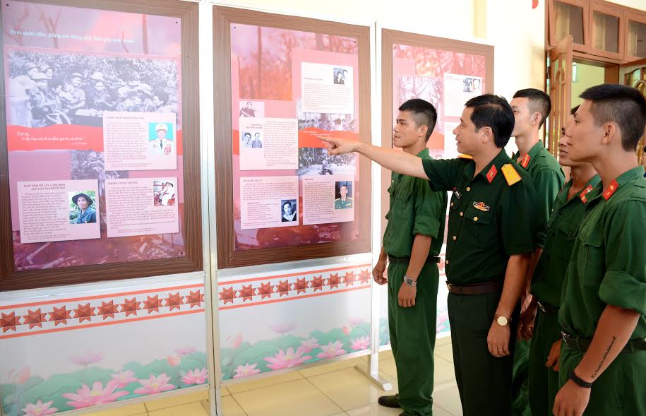 Triển lãm chuyên đề “Đi qua cuộc chiến”