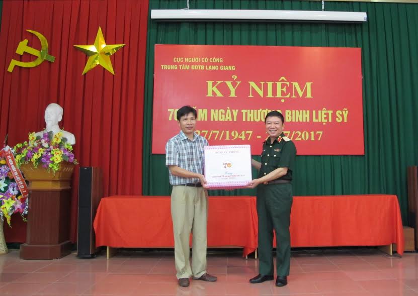 Lãnh đạo Tổng cục Chính trị thăm, tặng quà Trung tâm Điều dưỡng thương binh Lạng Giang