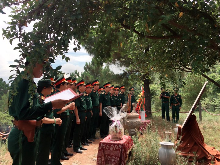 Đoàn công tác Học viện Quân y viếng mộ Đại tướng Võ Nguyên Giáp