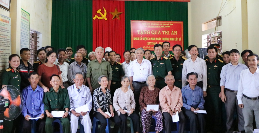 Đại diện Bomicen đến thăm, tặng quà các gia đình chính sách tại thị xã Kỳ Anh, Hà Tĩnh.