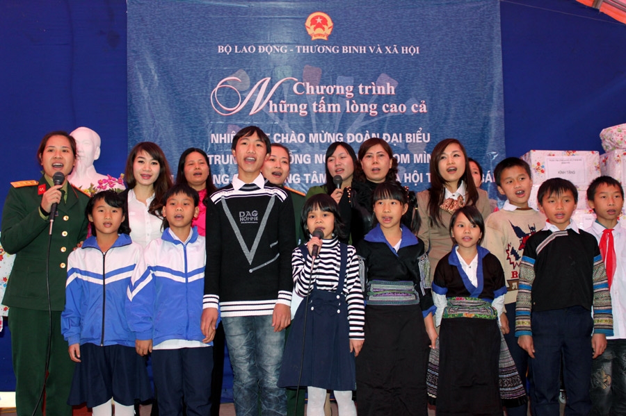 Cán bộ của Bomicen thăm, tặng quà Trung tâm Bảo trợ xã hội tỉnh Yên Bái (dịp 22-12-2011).