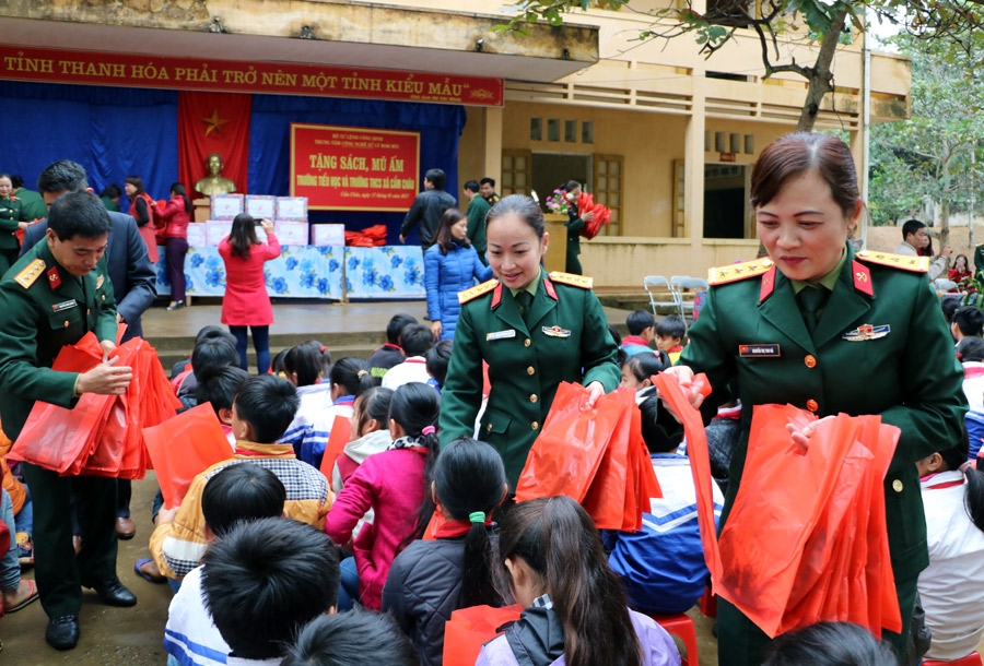 ...và tặng sách, mũ ấm cho các cháu học sinh Tiểu học và THCS xã Cẩm Châu, huyện Cẩm Thủy, tỉnh Thanh Hóa (tháng 1-2017).