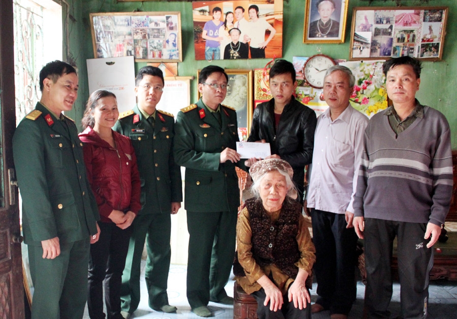 Đại diện Bomicen thăm, tặng quà gia đình thương binh Trịnh Xuân Tiệp tại huyện Từ Sơn, tỉnh Bắc Ninh.