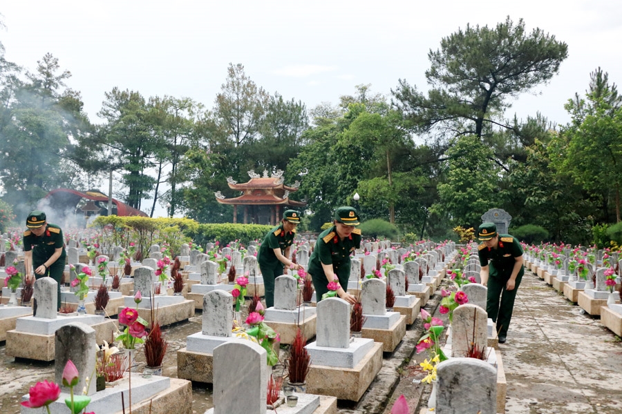 Cán bộ, hội viên phụ nữ của Bomicen thăm, dâng hương tưởng niệm và tri ân các anh hùng liệt sĩ tại Nghĩa trang liệt sĩ quốc gia Trường Sơn dịp 27-7-2017...