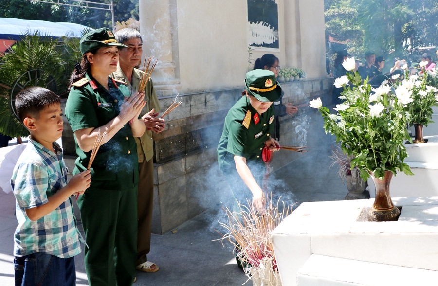 ...và thăm, dâng hương tri ân liệt sĩ tại Khu di tích Ngã ba Đồng Lộc (Hà Tĩnh) cũng trong dịp kỷ niệm 70 năm Ngày Thương binh, Liệt sĩ (27-7-1947/27-7-2017).