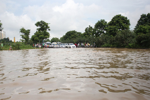 Tắc nghẽn đường gom đại lộ Thăng Long vì ngập nước