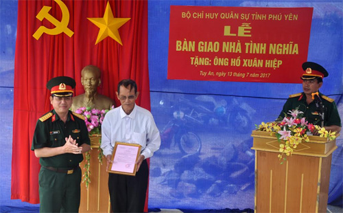 Bộ CHQS tỉnh Phú Yên tặng nhà tình nghĩa cho 3 gia đình chính sách