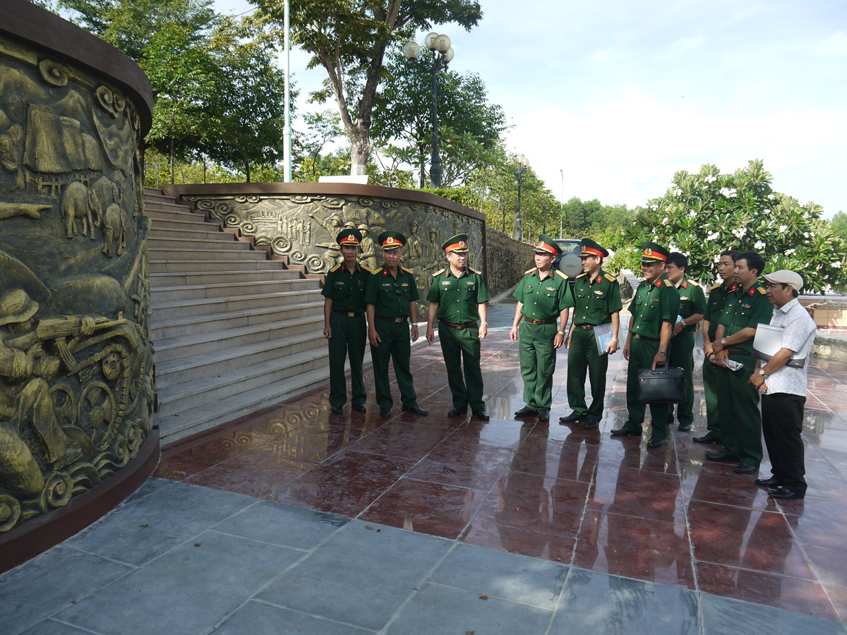 Nghiệm thu và bàn giao phù điêu trang trí Nghĩa trang Quân khu 5
