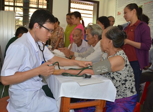 Học viện Quân y khám bệnh, trao nhà tình nghĩa cho các gia đình chính sách tại Quảng Trị