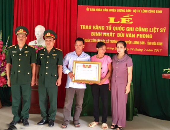 Trao bằng Tổ quốc ghi công cho thân nhân Liệt sĩ - Binh nhất Bùi Văn Phong
