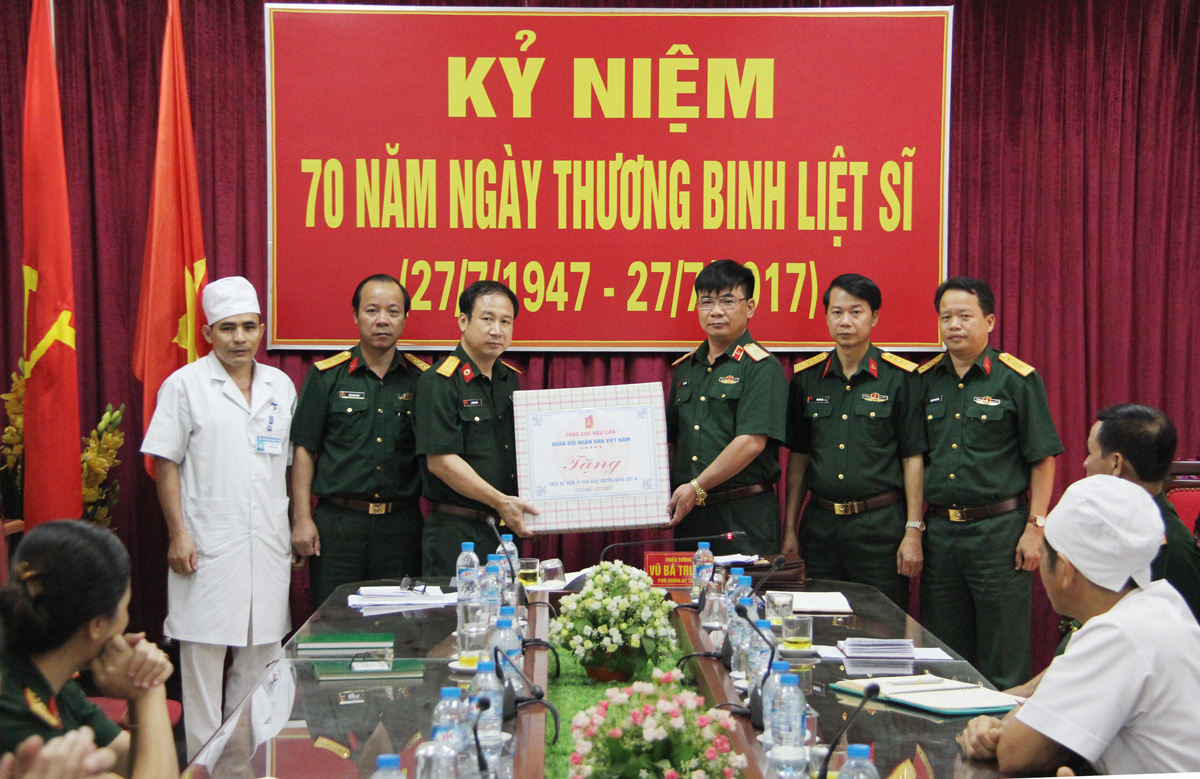 Tổng cục Hậu cần tặng quà thương, bệnh binh, thân nhân gia đình liệt sĩ tại các bệnh viện
