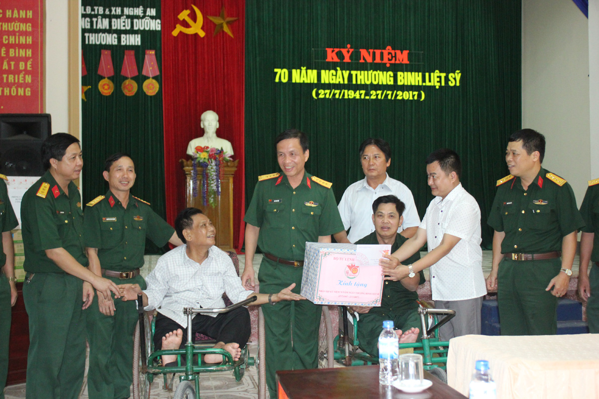 Bộ tư lệnh Quân khu 4 thăm, tăng quà các đối tượng chính sách