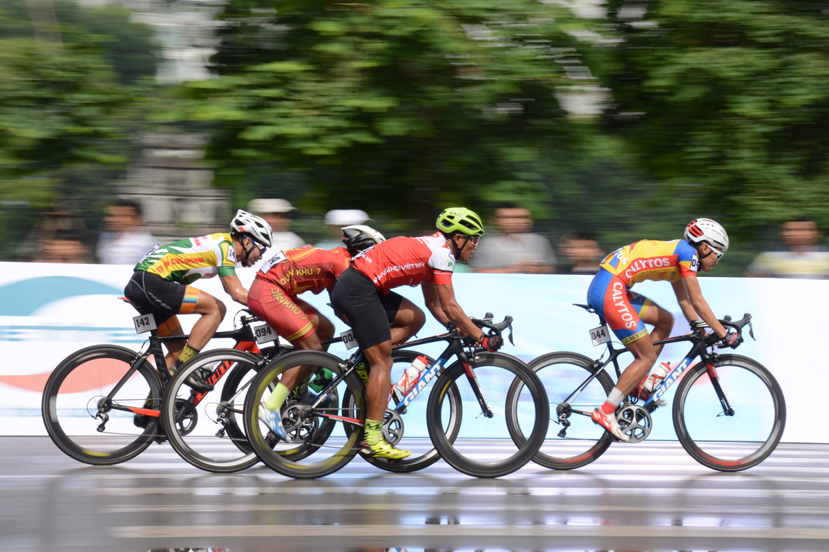 Vận động viên Nguyễn Cường Khang đoạt áo vàng chặng 1 Cuộc đua xe đạp “Về Trường Sơn-2017, Cúp Báo Quân đội nhân dân”