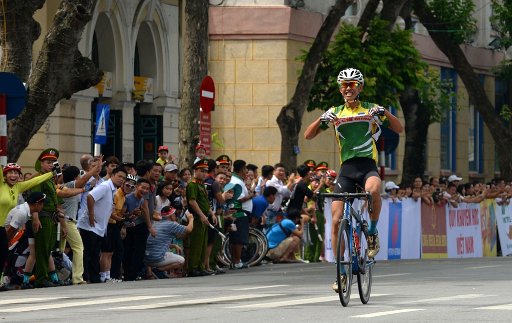 VĐV Nguyễn Cường Khang cán đích đầu tiên, giành giải Nhất chặng 1.