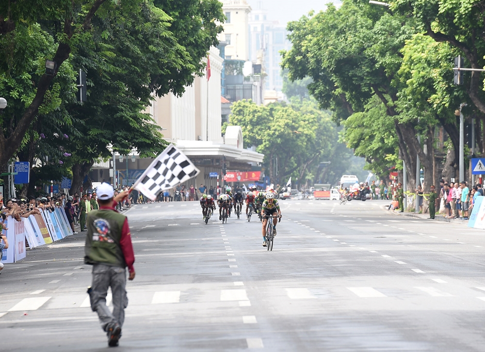 Các VĐV viên tăng tốc về đích.