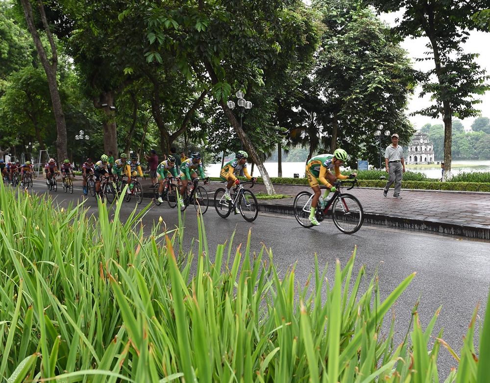 Tham gia Cuộc đua có 12 đội trong nước và 2 đội quốc tế, gồm đội Lào và đội Thái Lan.