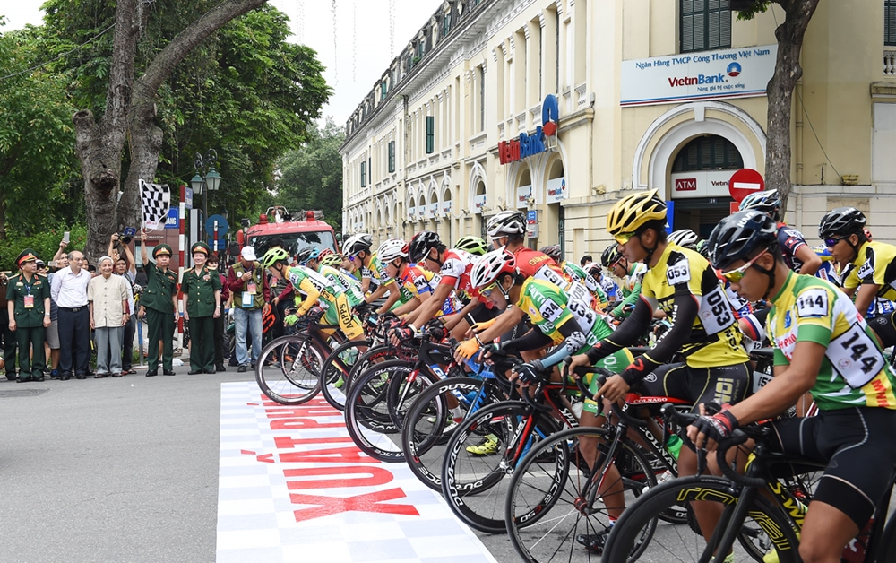 Trung tướng Đỗ Căn, Phó chủ nhiệm Tổng cục Chính trị QĐND Việt Nam, phất cờ lệnh xuất phát chặng 1 Cuộc đua xe đạp