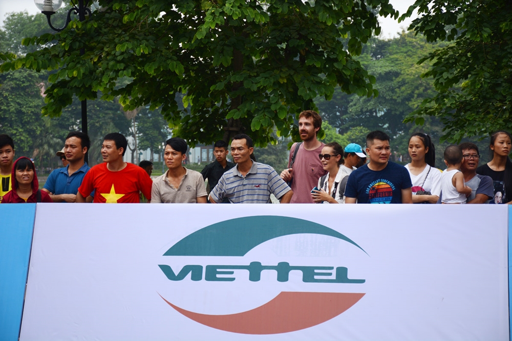 Đông đảo người dân Thủ đô Hà Nội và du khách quốc tế hào hứng theo dõi, cổ vũ cho Cuộc đua.