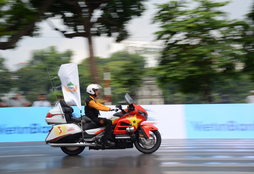 Các thành viên Câu lạc bộ Mô tô Hà Nội tích cực tham gia làm nhiệm vụ tại cuộc đua.