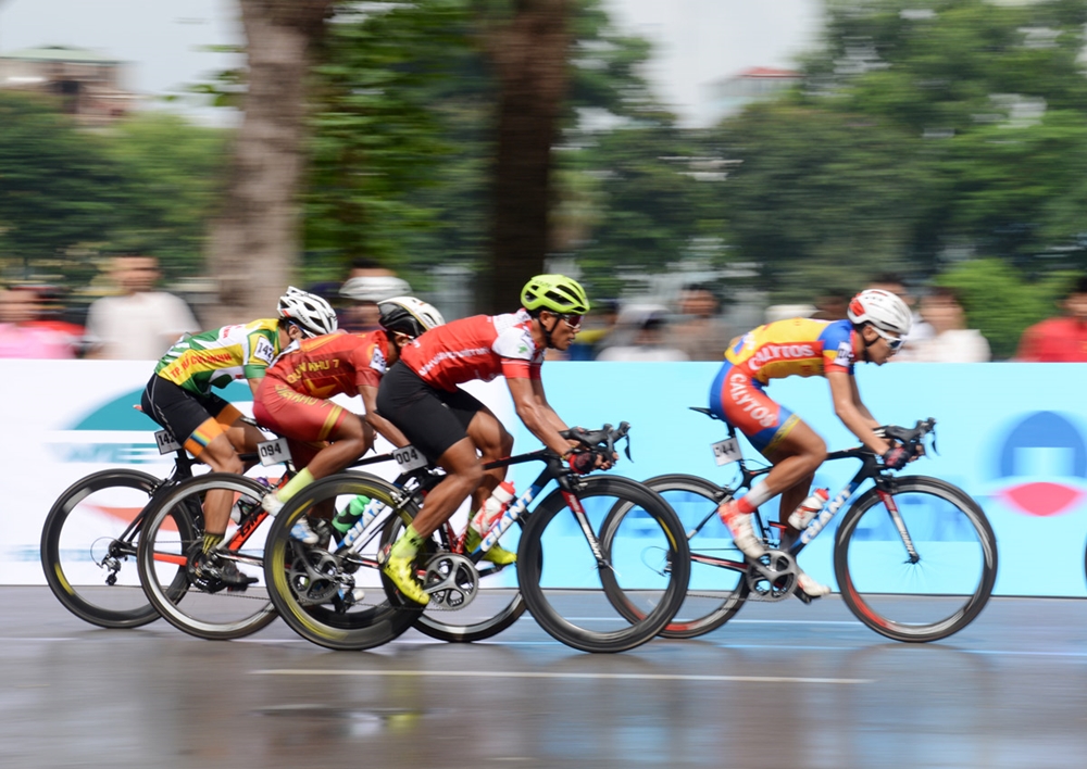 Tốc độ cuộc đua dần được đẩy cao, nhất là từ sau vòng đua thứ 10.