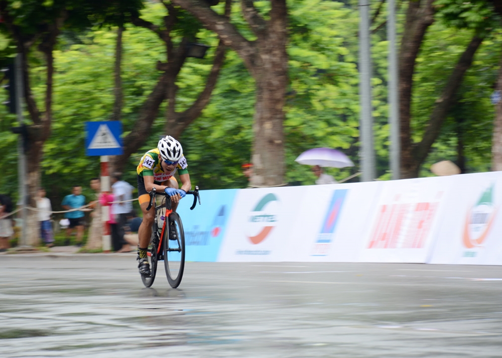 Vận động viên Nguyễn Minh Việt (Đội trẻ Thành phố Hồ Chí Minh) bứt phá về đích.