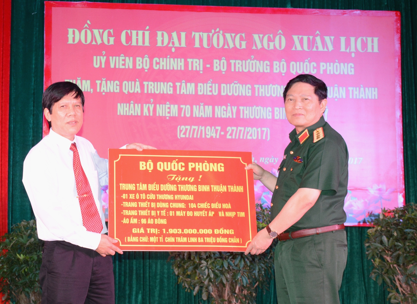 Đại tướng Ngô Xuân Lịch thăm, tặng quà Trung tâm Điều dưỡng thương binh Thuận Thành