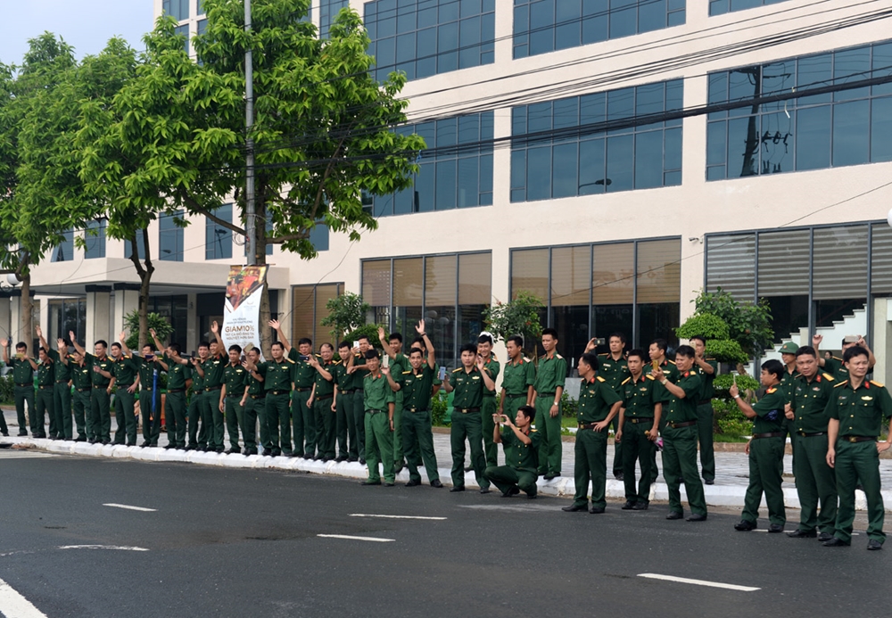 Cán bộ, chiến sĩ quân đội cổ vũ cho đoàn đua trên địa phận Hà Nam.