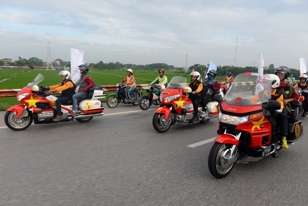 Đội mô tô hùng hậu làm công tác dẫn đường, phục vụ trọng tài và bảo đảm an toàn cho đoàn đua.