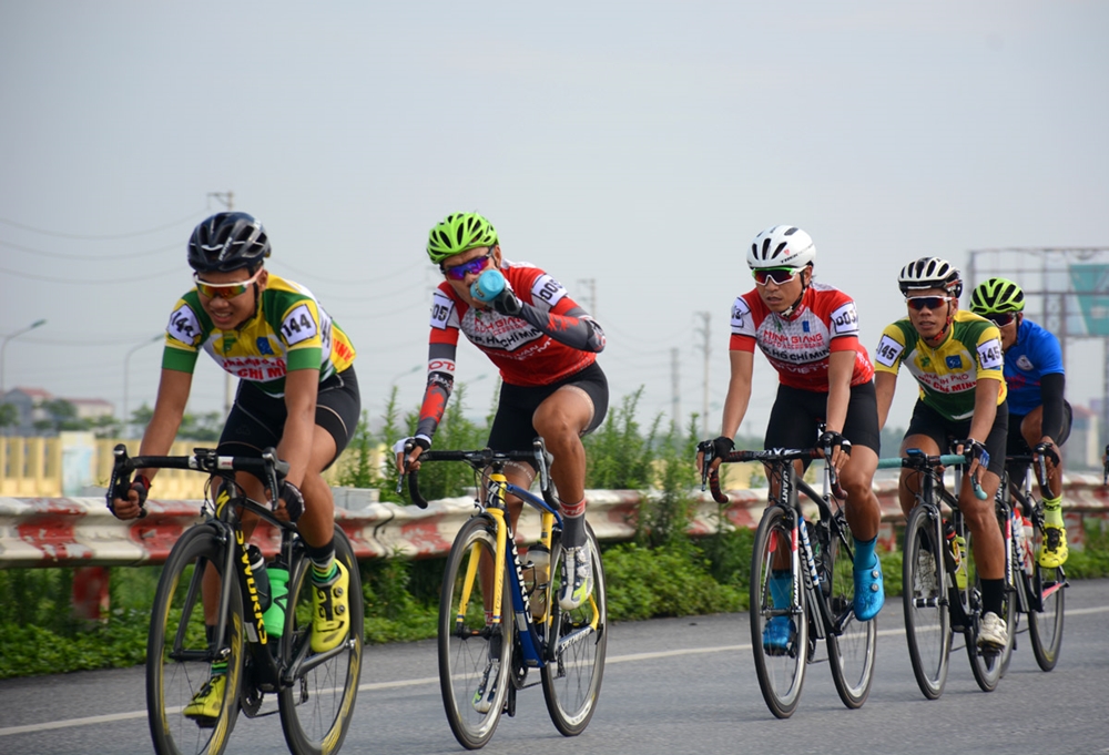 Trước khi đến địa phận Ninh Bình, thời tiết khô ráo, có gió nhẹ, song bởi tốc độ cuộc đua được đẩy lên cao nên các tay đua thường xuyên phải
