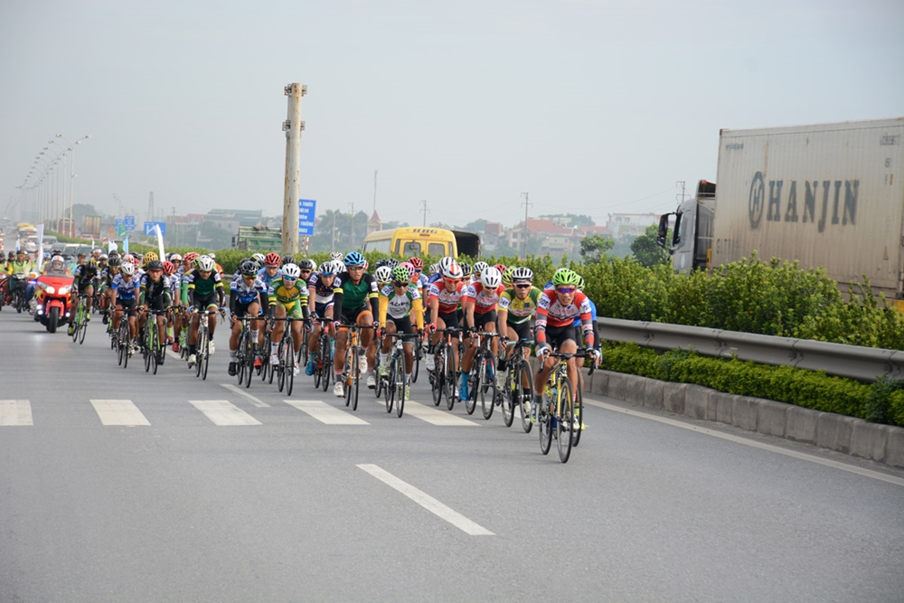 Tuy nhiên, trước khi vào Quốc lộ 1A, đoàn đua chỉ còn 2 tốp, song khoảng cách khá xa nhau.