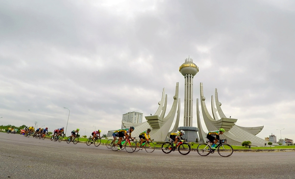 Tốp đua thứ nhất tiến vào thành phố Thanh Hóa.