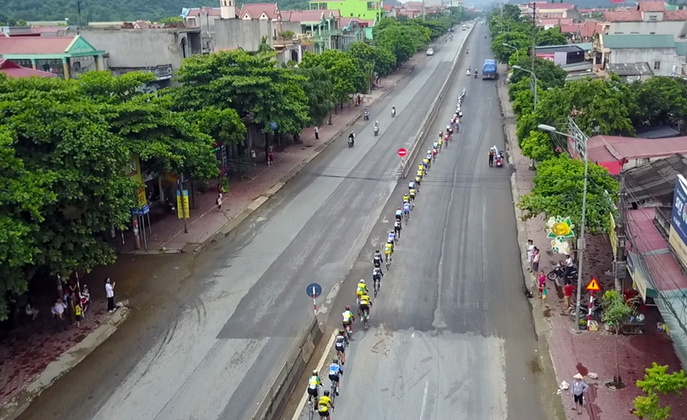 Đội hình đoàn đua nhìn từ trên cao.