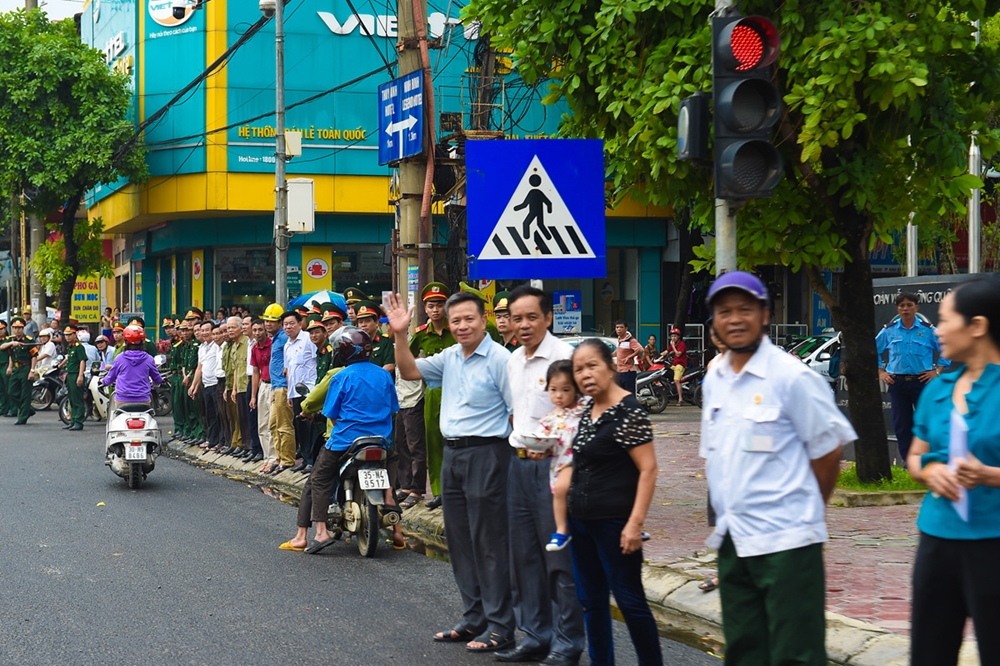 ... và bên đường phố.