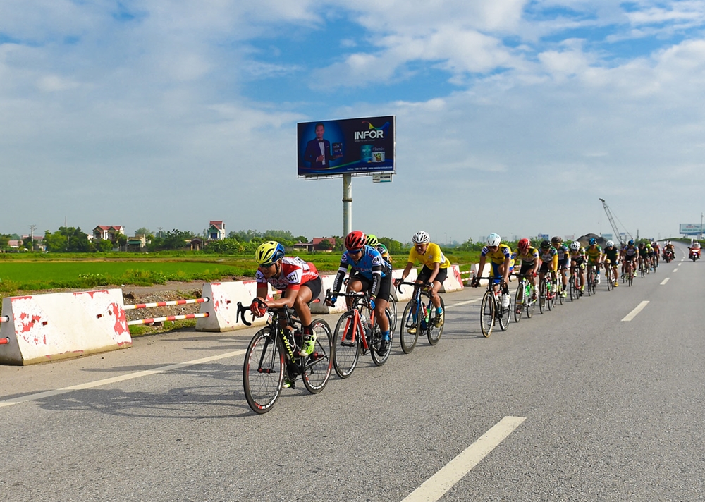 Ban đầu, đoàn đua tách thành 5 tốp.