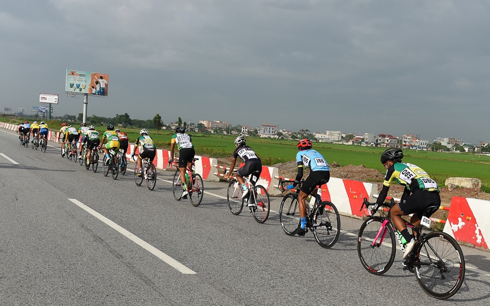 Xuất phát từ Tượng đài Lê nin (đường Điện Biên Phủ, Hà Nội), song đoàn đua chạy ở tốc độ hạn chế. Đến khi vào cao tốc Pháp Vân - Cầu Giẽ, các tay đua bắt đầu tiến hành tăng tốc.