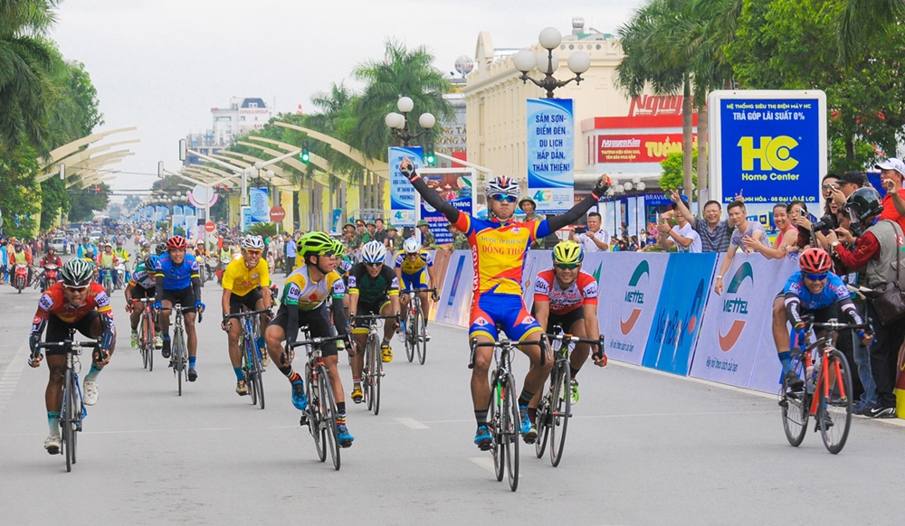 Tay đua Nguyễn Tấn Hoài, Đội Dược Domesco Đồng Tháp đã cán đích đầu tiên, giành Nhất chặng 2.