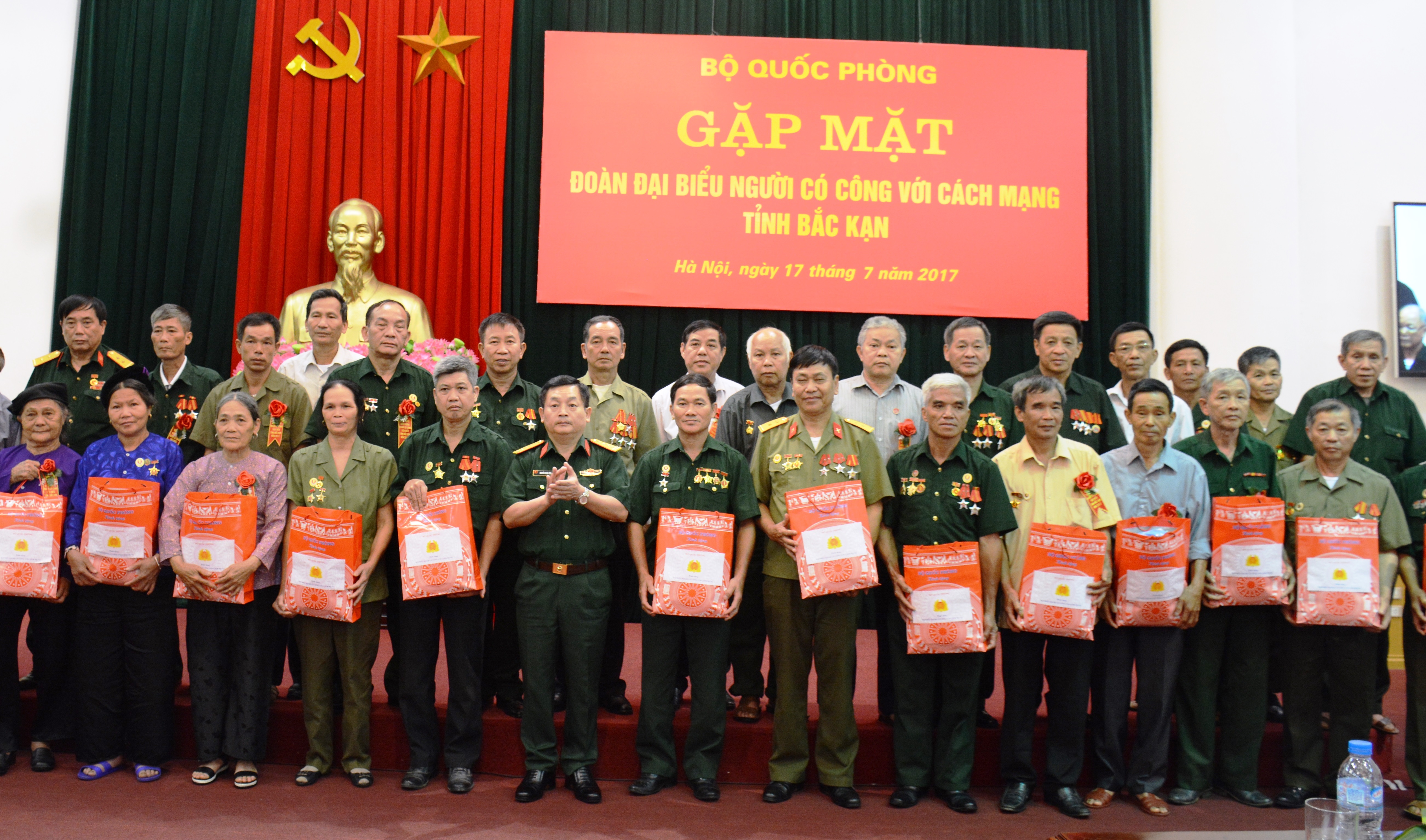 Bộ Quốc phòng gặp mặt Đoàn đại biểu người có công với cách mạng tỉnh Bắc Kạn
