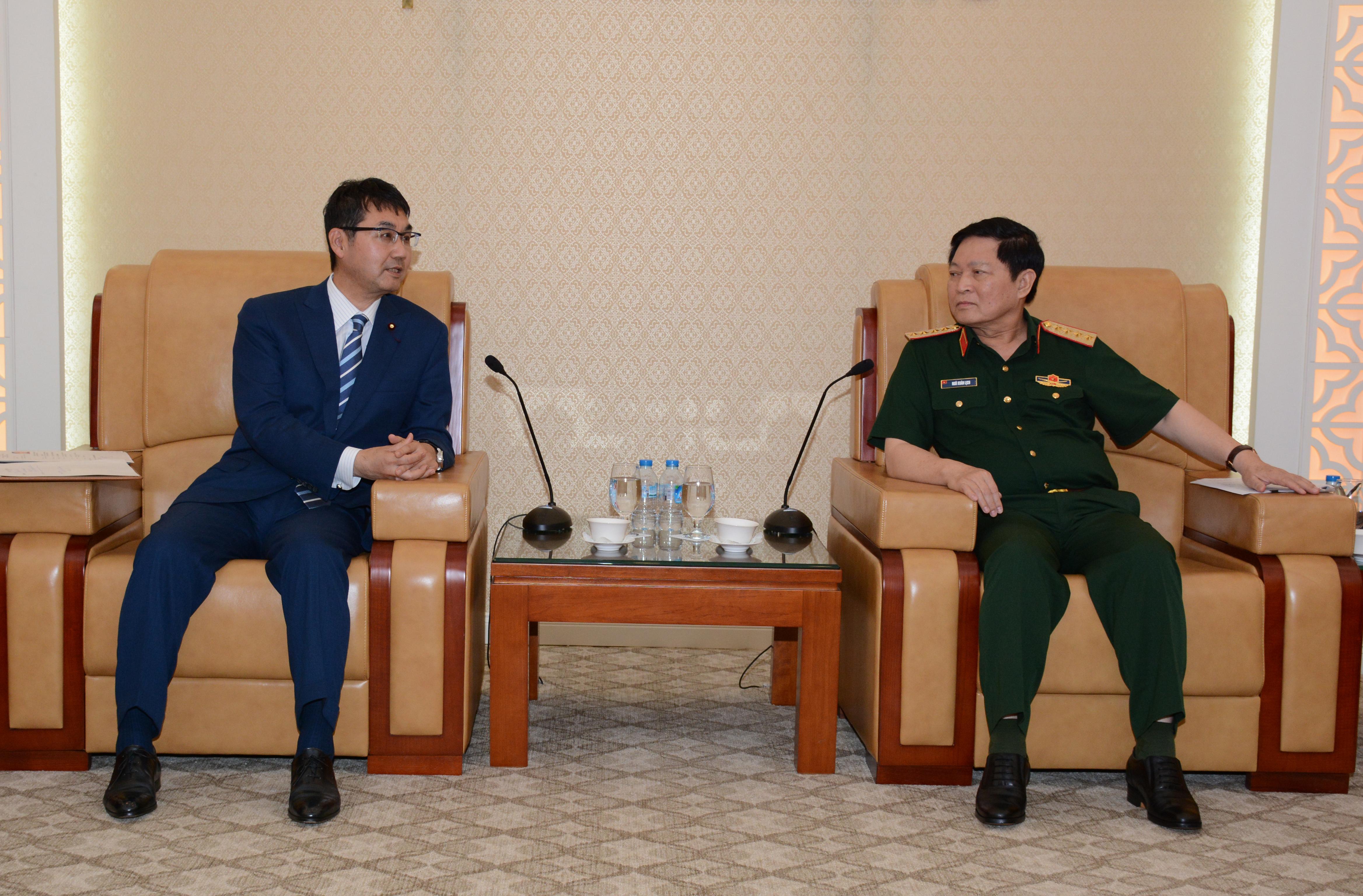 Bộ trưởng Ngô Xuân Lịch tiếp Cố vấn đặc biệt của Thủ tướng Nhật Bản
