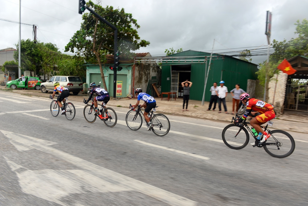 Chặng này, đoàn đua hình thành 2 tốp, với tốp thứ nhất có lúc có 3, có lúc có 4 vận động viên trong đội hình.