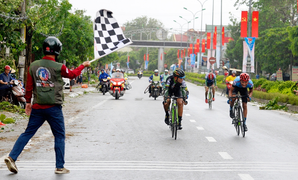 Ở chặng 3 cũng có giải thưởng dọc đường dành cho các vận động viên.