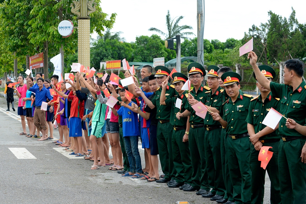 Trong số những người ra cổ vũ cho đoàn đua, còn có nhiều cán bộ, chiến sĩ quân đội.