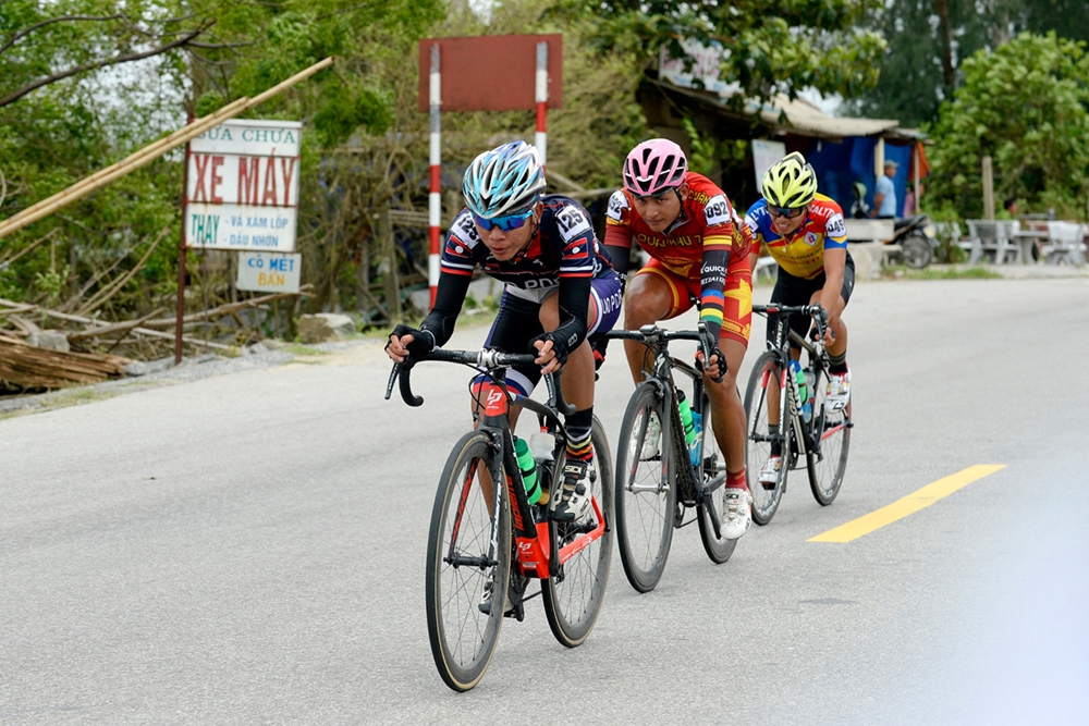 Khi qua Quỳnh Lưu, Nghệ An, một tốp nhỏ tiến hành bứt phá.