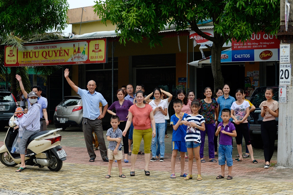 Nhiều người dân tươi cười vẫy chào các tay đua, tạo nên sự động viên khích lệ rất lớn với đoàn đua.