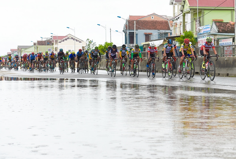 Bão số 2 đổ bộ vào đất liền từ Thanh Hóa đến Hà Tĩnh gây mưa lớn. Bởi thế, đường đua chặng 3 gặp không ít trở ngại, mặt đường nhiều đoạn đọng nước sâu...