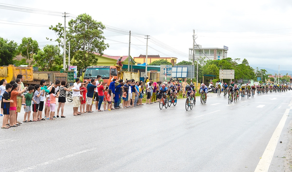 Cũng như chặng 1 và 2, trên chặng 3 có rất nhiều bà con nhân dân ra theo dõi, cổ vũ cho đoàn đua ngay từ những km đầu tiên.
