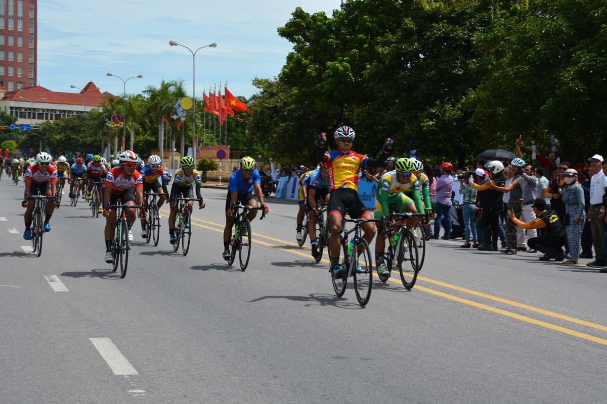 Anh em tay đua Lê Văn Duẩn, Lê Nguyệt Minh đều giành giải ở Chặng 4