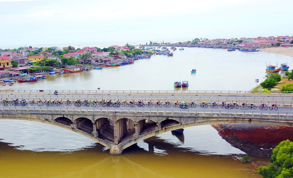 ...và qua cây cầu trên đất Quảng Bình.