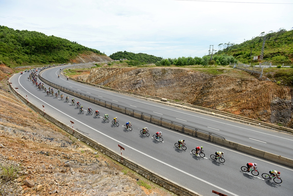 Hình ảnh ấn tượng nhìn từ trên đèo Lý Hòa.